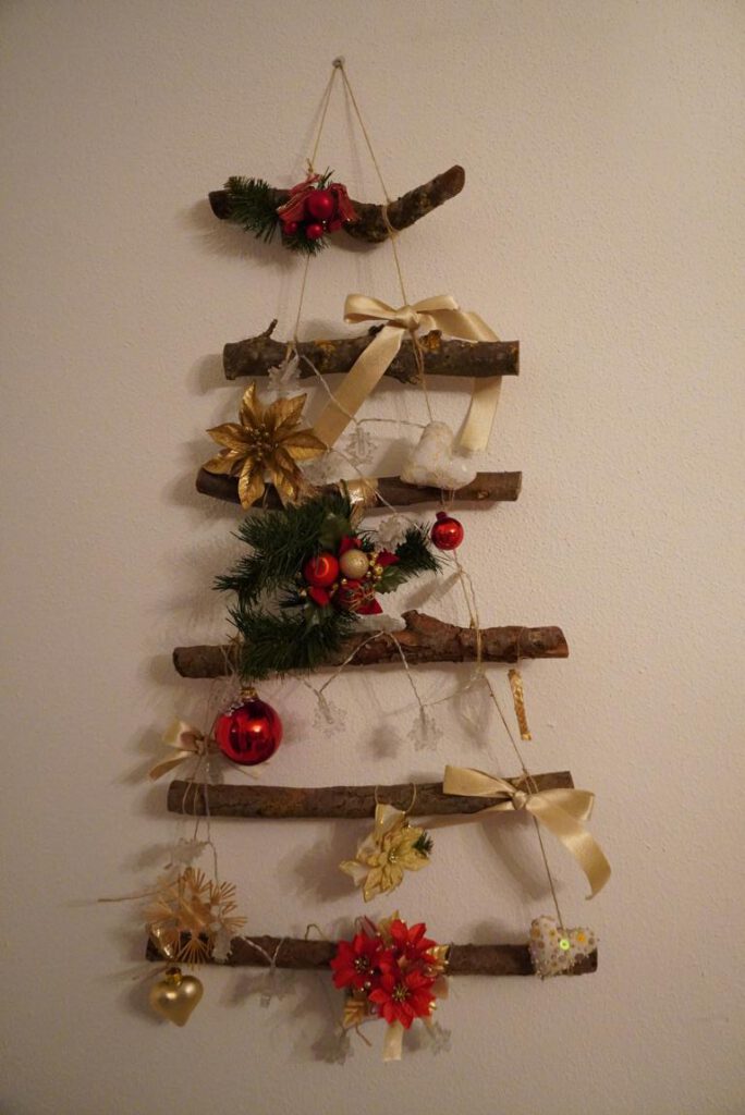 Wand-Weihnachtsbam aus Hoiz mit Deko und Lichterkette