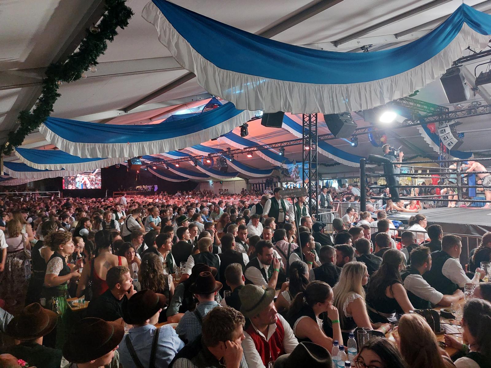 Stimmung im vollbesetzten Festzelt